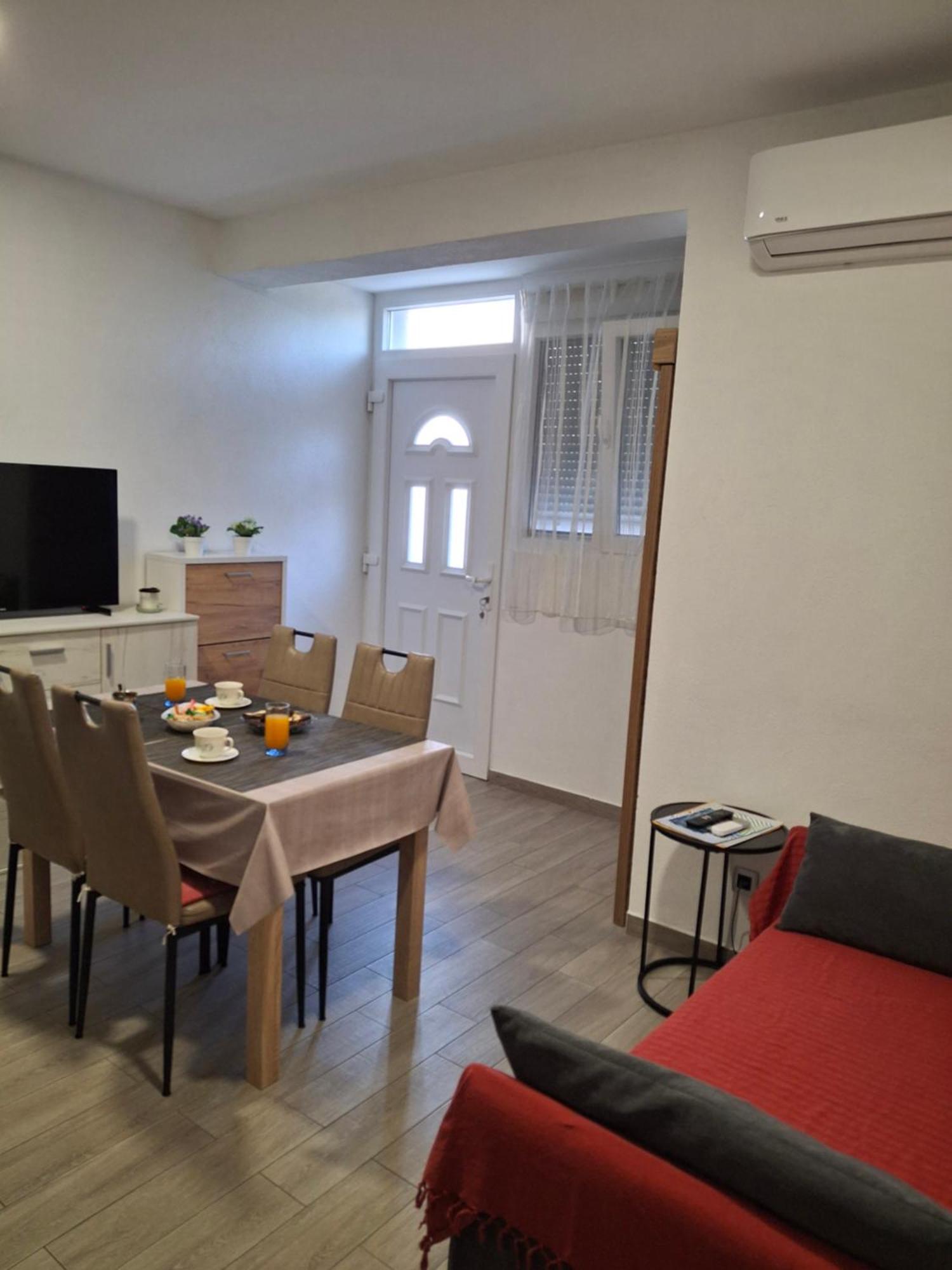 Apartment Neva Split With Free Private Parking Space Exterior foto